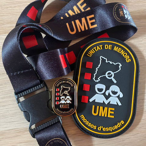 Parche, pin i lanyard de la Unitat de Menors (UME) dels Mossos d'Esquadra